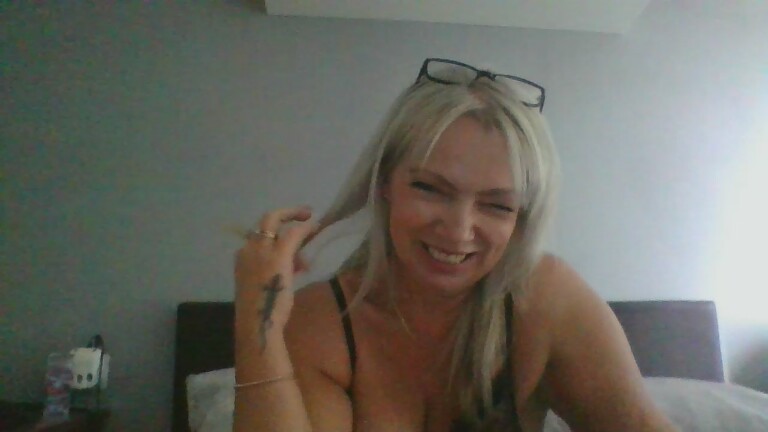 Elly49's Streamate show and profile